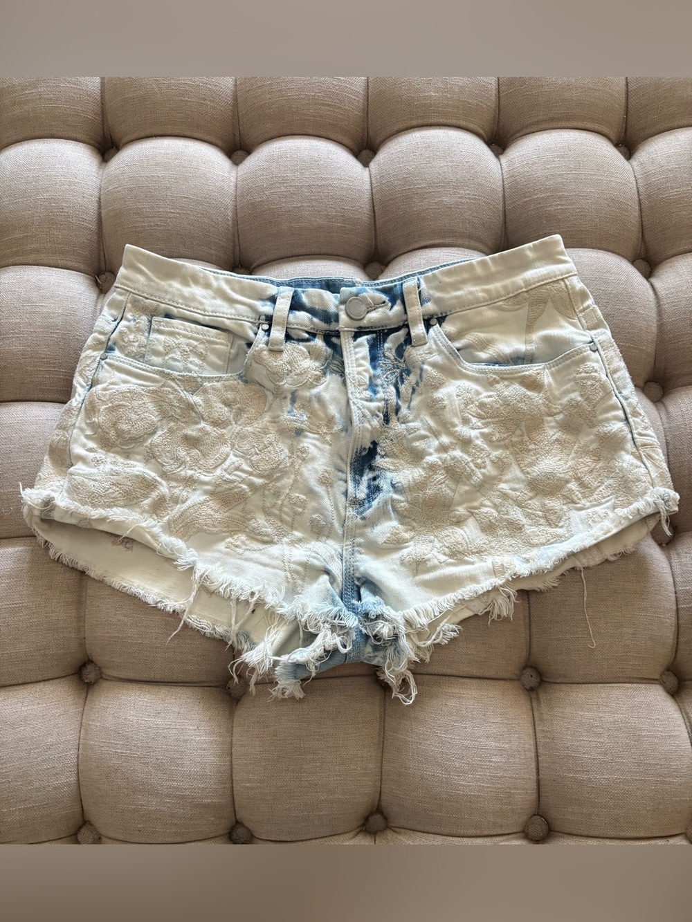 BLANKNYC White Jean Shorts with Floral Design Size 29